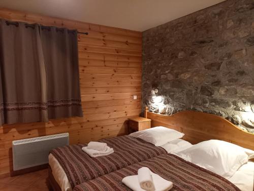 een hotelkamer met een bed met handdoeken erop bij La Voute apartments in La Grave
