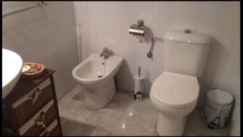een badkamer met een toilet, een bidet en een wastafel bij Villa delgado in La Marina de la Torre