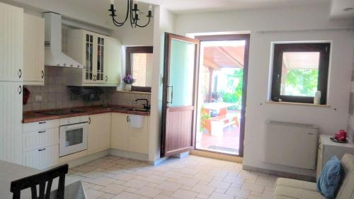 een keuken met een deur naar een patio bij Morrovalle LOVE in Morrovalle