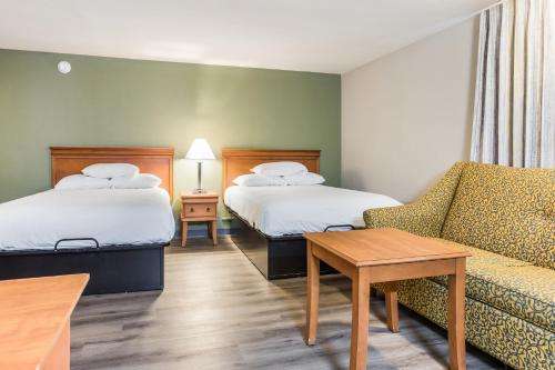 A bed or beds in a room at Americas Best Value Inn - Lebanon
