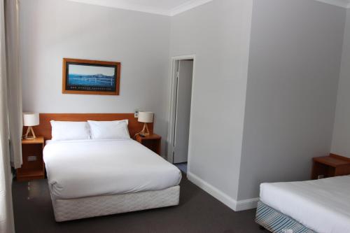 Katil atau katil-katil dalam bilik di Hurstville Ritz Hotel