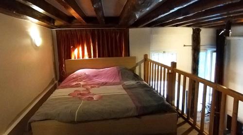 une petite chambre avec un lit dans une pièce dans l'établissement ESPACE PARISIEN-CÔTÉ D'EUROSTAR, à Paris