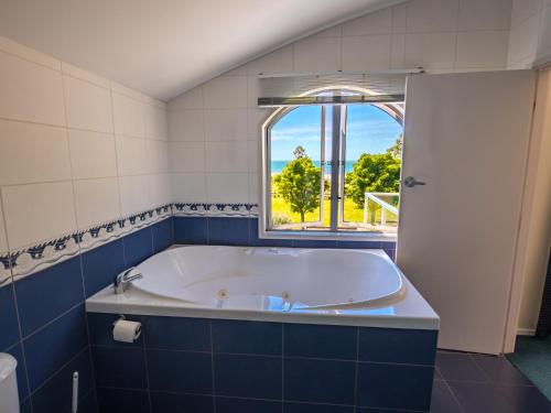 Phòng tắm tại La Casa Al Mare - Golden Bay Beach House