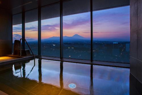 三島的住宿－Fujisan Mishima Tokyu Hotel，一间位于大楼内的客房,设有游泳池