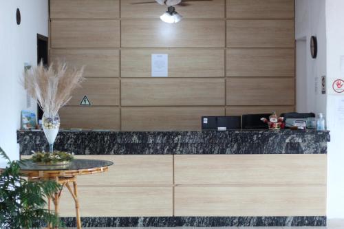 a kitchen with a counter with a counter top at Golfinho Plaza Hotel in Cananéia