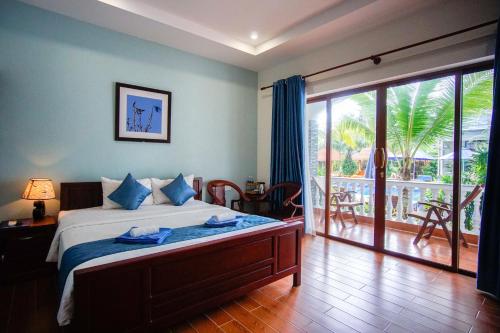 Giường trong phòng chung tại Brenta Phu Quoc Hotel