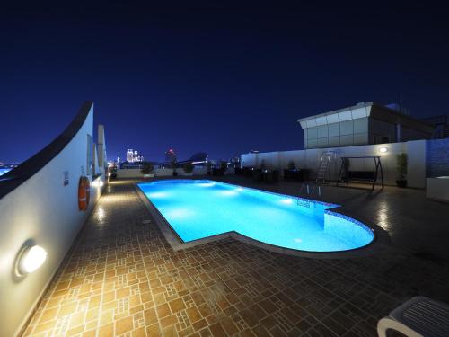 Πισίνα στο ή κοντά στο Skylark Hotel Apartments AL Barsha