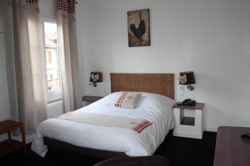 a small bedroom with a bed and a window at A la Maison Rouge Hôtel & Restaurant in Barr