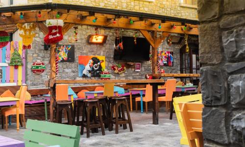 un restaurante con mesa y sillas frente a una pared de piedra en Brogans Bar & Hotel en Trim