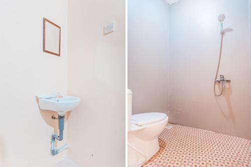 uma casa de banho com um WC e um lavatório em Super OYO 2034 Eden Guest House em Depok