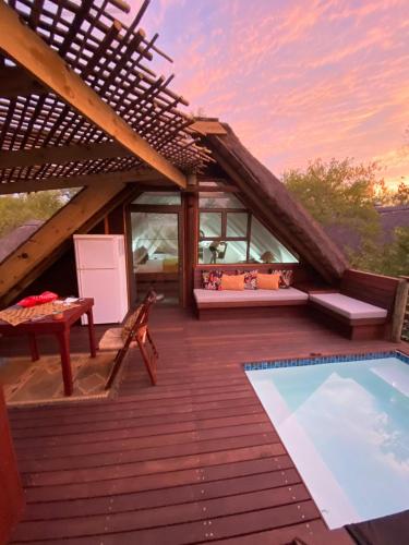 Πισίνα στο ή κοντά στο Kruger River Villas- Treetop Loft