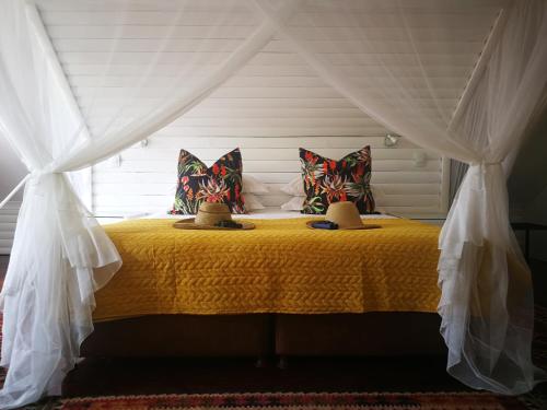 Ένα ή περισσότερα κρεβάτια σε δωμάτιο στο Kruger River Villas- Treetop Loft