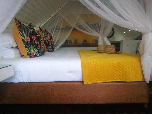 Ένα ή περισσότερα κρεβάτια σε δωμάτιο στο Kruger River Villas- Treetop Loft