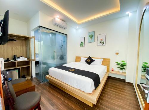 1 dormitorio con 1 cama y ducha acristalada en ZELDA hotel en Xã Thang Tam
