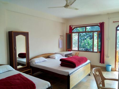 Postel nebo postele na pokoji v ubytování Maa Anand Mayee Guest House