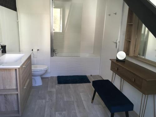 Koupelna v ubytování PYRENE HOLIDAYS 4 étoiles spacieux dans immeuble atypique proche des thermes et des Pyrénées