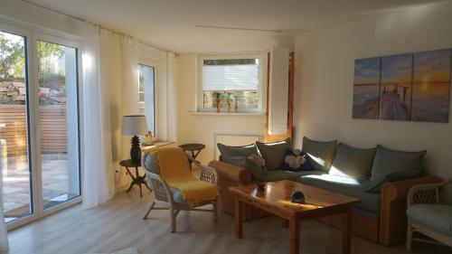 een woonkamer met een bank en een tafel bij Friedland - Groß Schneen GÖ 10 KM in Friedland