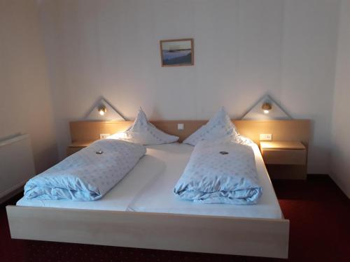 Giường trong phòng chung tại Rhöner Landhotel Haus zur Wasserkuppe