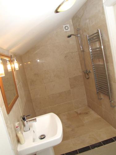y baño con lavabo y ducha. en Churchills Inn & Rooms, en Bowness-on-Windermere