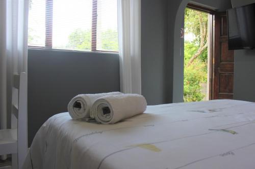 Una cama con dos rollos de toallas de papel. en Hope's Rest 1 en Richards Bay