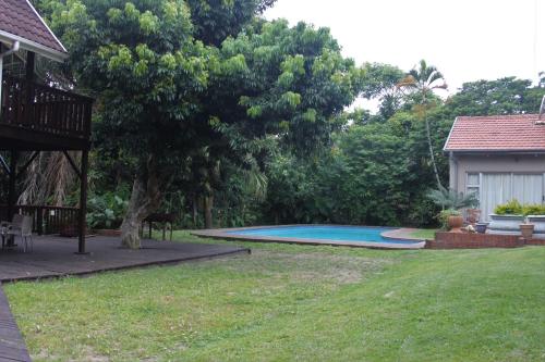 una piscina en el patio de una casa en Hope's Rest 1 en Richards Bay