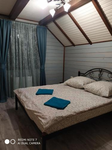 Ένα ή περισσότερα κρεβάτια σε δωμάτιο στο Котедж Кресаня