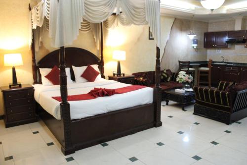um quarto com uma cama e uma sala de estar em ORIENTAL CORNER HOTEL APARTMENTS LLC em Dubai