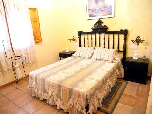 Un pat sau paturi într-o cameră la 5 bedrooms villa with private pool furnished terrace and wifi at Archena