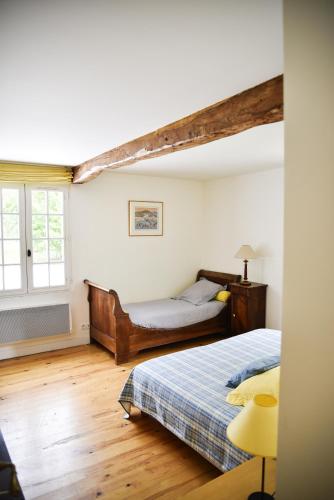 une chambre avec deux lits et une fenêtre dans l'établissement Villa de luxe à Gonneville-sur-Mer, à Gonneville-sur-Mer