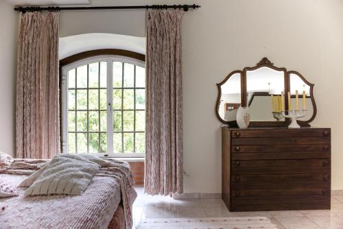 Ein Bett oder Betten in einem Zimmer der Unterkunft One bedroom house with lake view shared pool and furnished garden at Porto de Mos