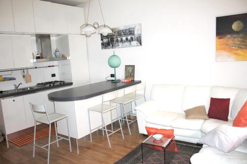 ラ・スペツィアにあるOne bedroom appartement with terrace and wifi at La Speziaのキッチン、リビングルーム(バー、ソファ付)