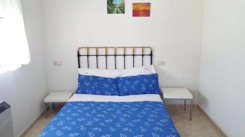 Tempat tidur dalam kamar di 4 bedrooms house with terrace at Aldea Real
