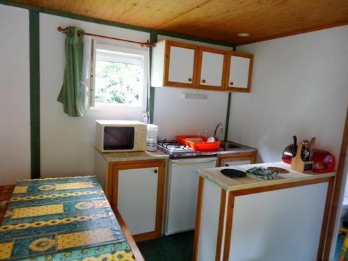 Kuchyň nebo kuchyňský kout v ubytování Bungalow Charmant à Pointe-Noire