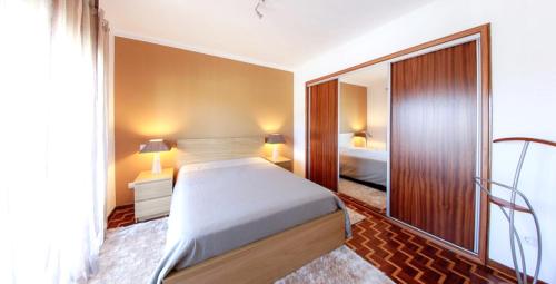 una camera con un letto e un grande specchio di 5 bedrooms villa with private pool enclosed garden and wifi at Catanhede a Cantanhede