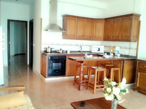 One bedroom apartement with sea view furnished terrace and wifi at Villa de Mazo tesisinde mutfak veya mini mutfak