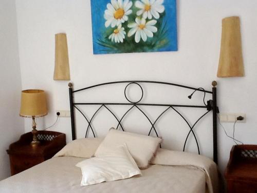 - une chambre avec un lit orné d'une peinture murale dans l'établissement 5 bedrooms house with private pool furnished terrace and wifi at Zambra, à Zambra