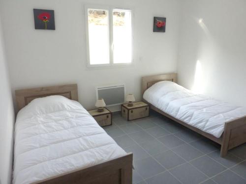 Een bed of bedden in een kamer bij Appartement de 2 chambres avec jardin clos et wifi a Morosaglia