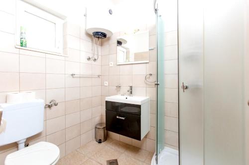 Bathroom sa One bedroom appartement at Slatine 250 m away from the beach with sea view enclosed garden and wifi