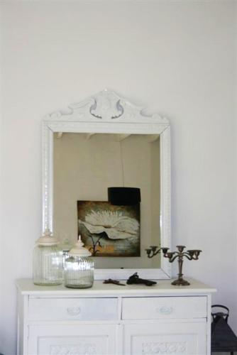 - une commode blanche avec un miroir au-dessus dans l'établissement Villa élégante à Léobard avec piscine, à Léobard