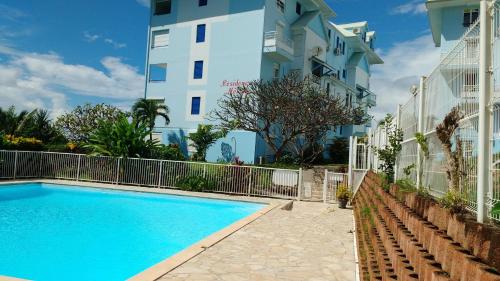 Appartement d'une chambre avec vue sur la mer piscine partagee et balcon amenage a Sainte Anne a 1 km de la plage tesisinde veya buraya yakın yüzme havuzu