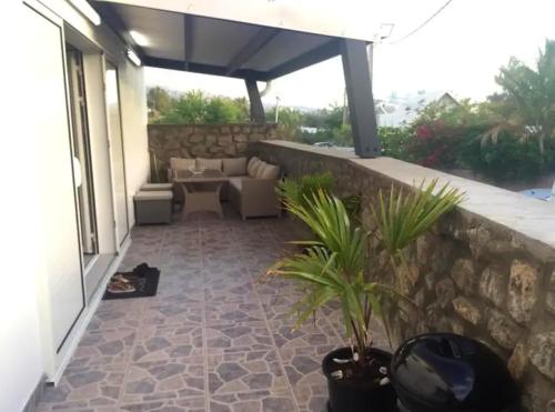 Μπαλκόνι ή βεράντα στο Appartement moderne au cœur de Les Trois-Bassins avec jacuzzi