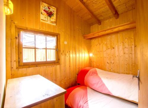 een kamer met twee bedden in een houten hut bij Chalet confortable à Saint-Gervais-les-Bains 60 m² vue montagne in Saint-Gervais-les-Bains