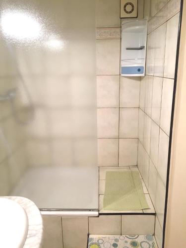 La petite salle de bains est pourvue d'une douche et d'un lavabo. dans l'établissement Villa charmante à Fayence avec piscine privée, à Fayence