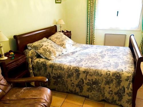 Katil atau katil-katil dalam bilik di Villa charmante à Fayence avec piscine privée