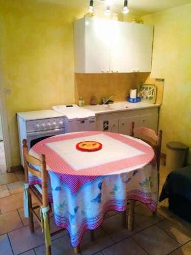 une petite cuisine avec une table et une cuisinière dans l'établissement Villa charmante à Fayence avec piscine privée, à Fayence