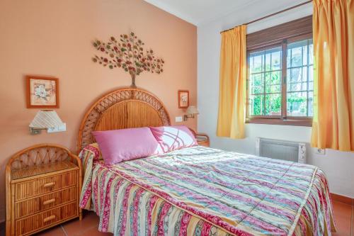 A bed or beds in a room at Charming house with sea view, Nerja and private pool
