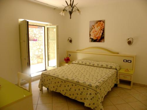 una camera con letto e finestra di 3 bedrooms apartement at Maratea 30 m away from the beach with sea view furnished balcony and wifi a Maratea