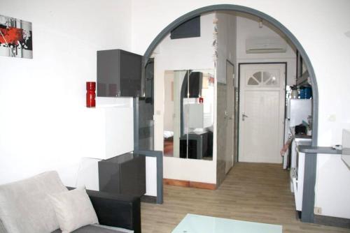 - un salon avec une voûte au milieu d'une pièce dans l'établissement Appartement lumineux à La Ciotat, 50 m², avec vue sur la ville, à La Ciotat