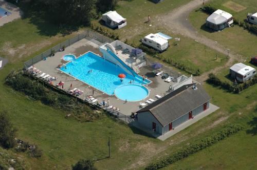 Dannemare的住宿－Hummingen Camping hus 1，享有游泳池和露营地的空中景致