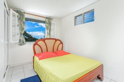 A bed or beds in a room at Appartement d'une chambre avec terrasse amenagee et wifi a Fort de France a 7 km de la plage
